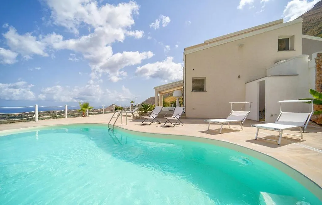 Villa Chicos With Panoramic Private Pool カステッランマーレ・デル・ゴルフォ 0*,  イタリア